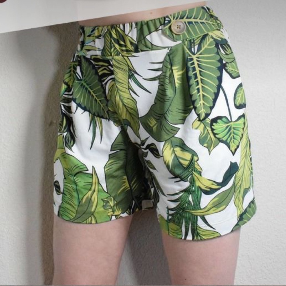 Robert Louis Women’s Pull On Tropical Leaf Shorts Green White Size 1X - Picture 5 of 5